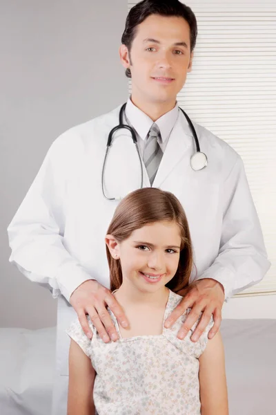 Doctor Nurse Examining Little Daughter Hospital — Stock Photo, Image