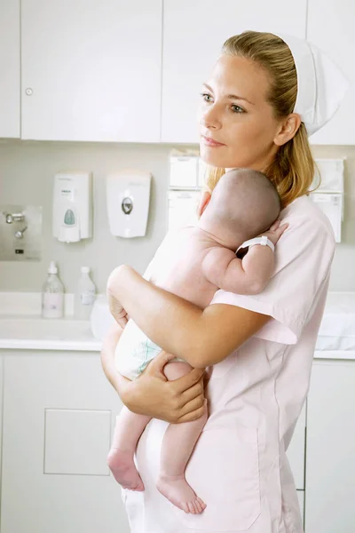 Jonge Vrouw Met Haar Baby Keuken — Stockfoto