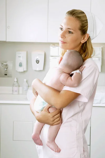 Jeune Femme Avec Son Bébé Dans Cuisine — Photo