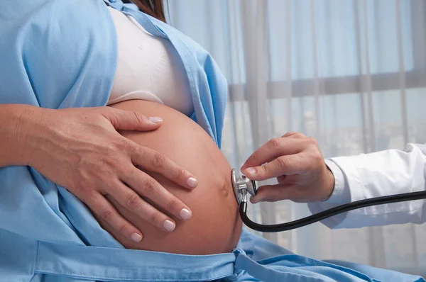 Läkare Granskar Gravid Kvinna Med Stetoskop — Stockfoto