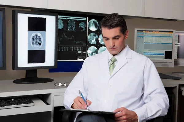 Médico Masculino Que Examina Radiografía Paciente Hospital — Foto de Stock