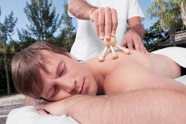 Jonge Man Krijgen Massage Spa Salon — Stockfoto
