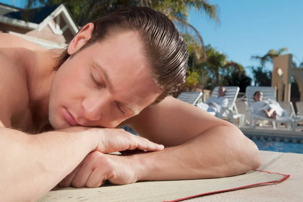 Ung Man Ligger Stranden Med Bok — Stockfoto