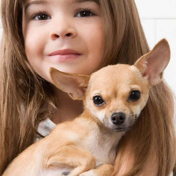 彼女の犬とかわいい女の子の肖像画 — ストック写真