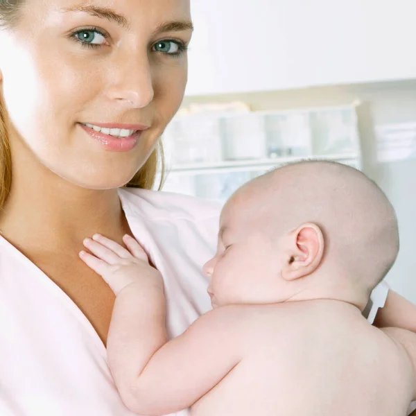 Gros Plan Une Jeune Mère Avec Son Bébé — Photo