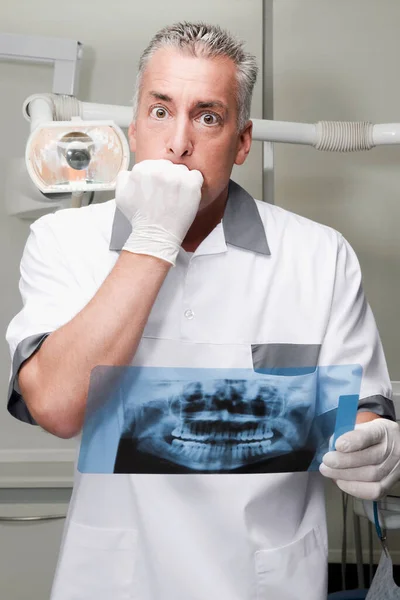 Dentista Esaminando Denti Con Strumenti Dentali — Foto Stock