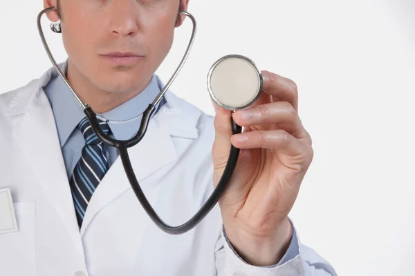 Läkare Med Stetoskop Och Vit Bakgrund — Stockfoto