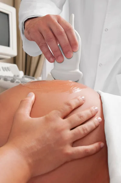 Doctor Examining Patient Clinic — Stock Photo, Image