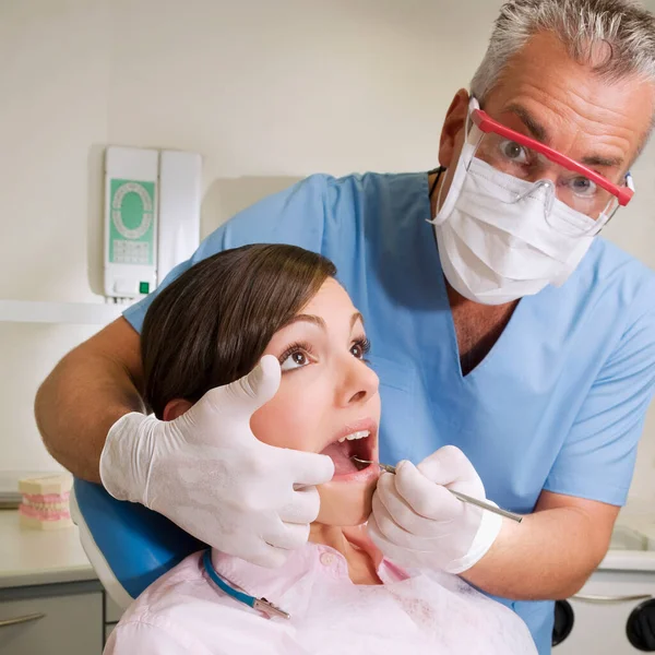 Dentista Examinando Paciente Clínica Odontológica — Fotografia de Stock