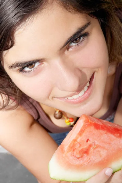 Porträt Einer Jungen Frau Mit Einer Scheibe Wassermelone — Stockfoto