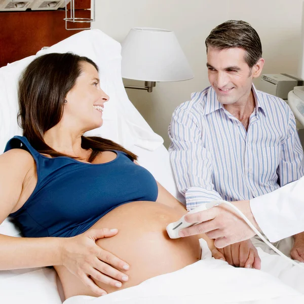 Zwanger Vrouw Met Haar Man Het Ziekenhuis — Stockfoto