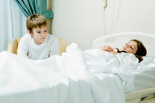 Menino Com Sua Filha Cama — Fotografia de Stock