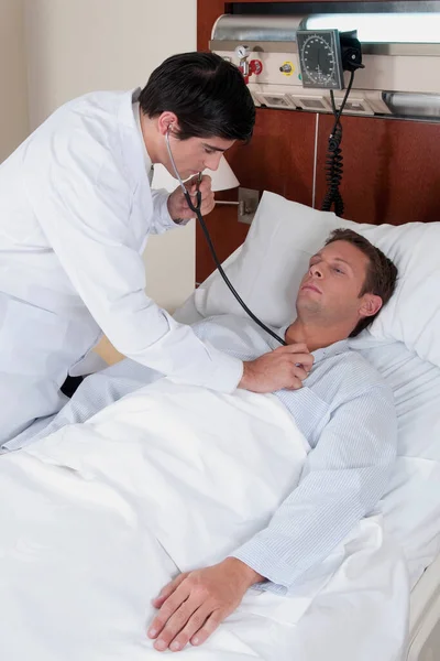 Doctor Examining Patient Hospital — Stock Photo, Image