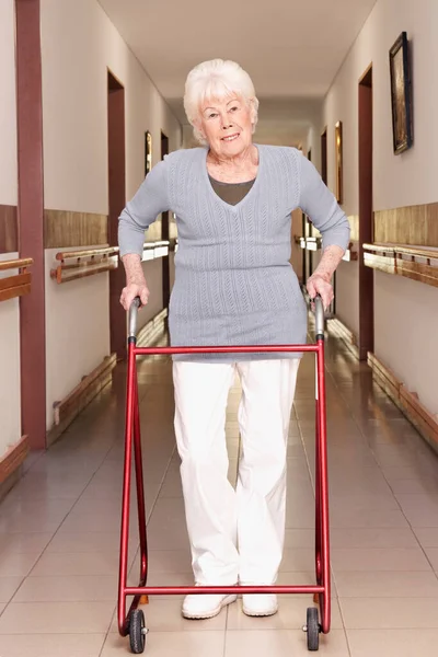Senior Vrouw Met Een Walker Sportschool — Stockfoto