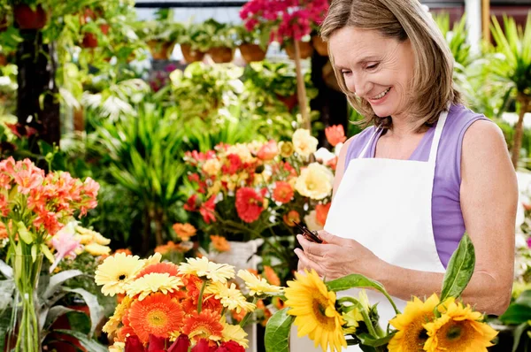 Retrato Florista Sonriente Sosteniendo Flores Tienda — Foto de Stock