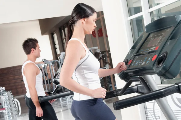 Mujer Joven Entrenador Corriendo Gimnasio — Foto de Stock