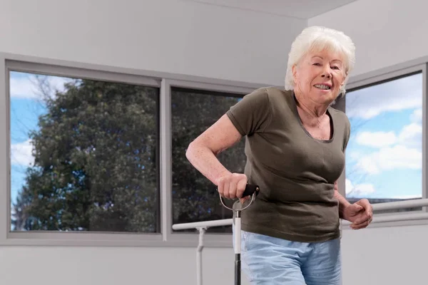 Seniorin Mit Handtuch Auf Dem Kopf — Stockfoto