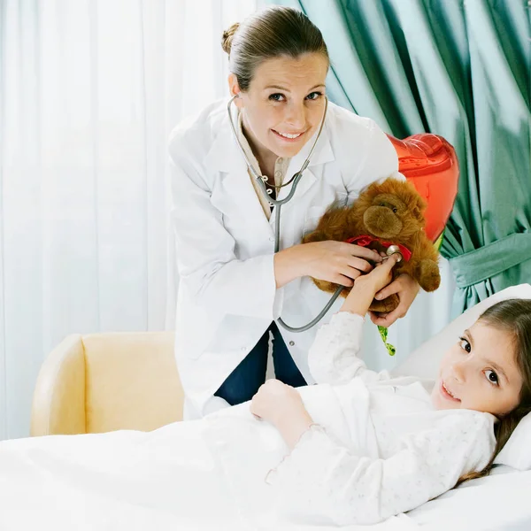 Fille Sur Lit Hôpital Avec Une Femme Médecin Examinant Jouet — Photo