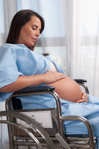 Беременная Женщина Сидит Инвалидной Коляске Смотрит Камеру — стоковое фото