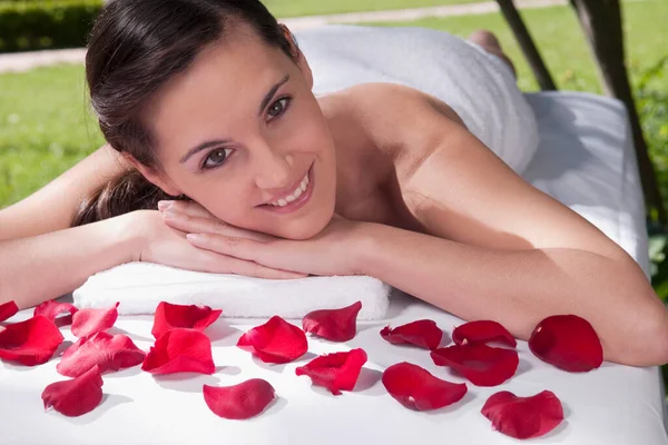 Mooie Jonge Vrouw Liggend Een Massage Tafel Met Een Handdoek — Stockfoto
