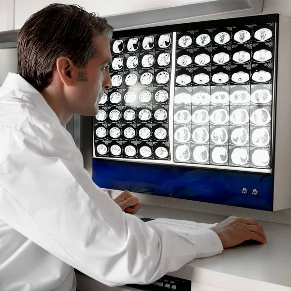 Científico Masculino Mirando Monitor Laboratorio — Foto de Stock