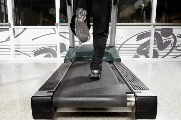 Bavullu Bir Adam Havaalanında Yürüyor — Stok fotoğraf