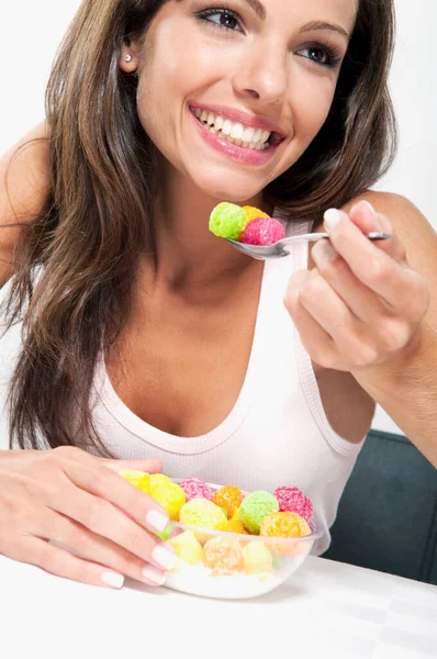 Mujer Joven Comiendo Tazón Frutas Frescas Imagen de archivo