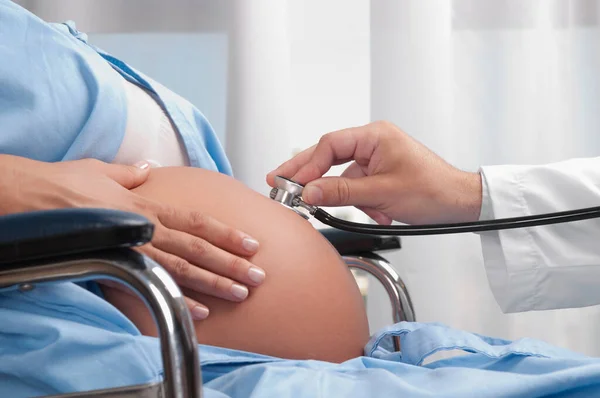 Doctor Examining Pregnant Woman Hospital — Stock Photo, Image