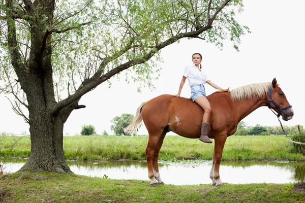 Młoda Kobieta Ujeżdżająca Konia Farmie — Zdjęcie stockowe