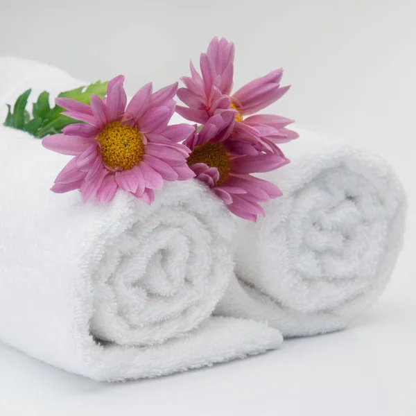 Spa Ainda Vida Com Flores Toalhas Fundo Branco — Fotografia de Stock