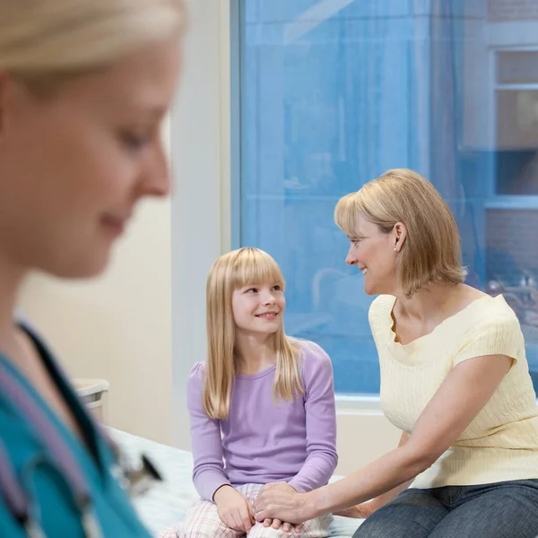 Femme Médecin Examinant Mère Avec Petite Fille Hôpital — Photo