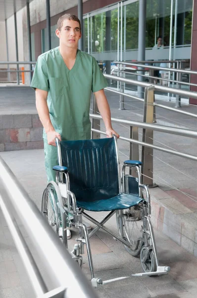 Ανάπηρος Αναπηρική Καρέκλα Πατερίτσες — Φωτογραφία Αρχείου
