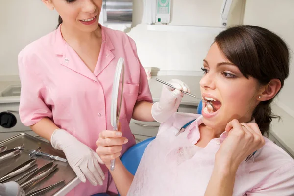 Dentystka Badająca Zęby Modelką Dentystyczną — Zdjęcie stockowe
