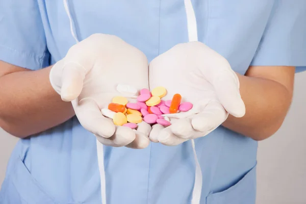 Läkare Som Håller Piller Och Tabletter Händerna — Stockfoto