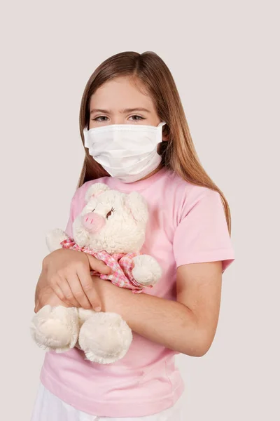 Meisje Met Teddybeer Een Masker Een Witte Achtergrond — Stockfoto