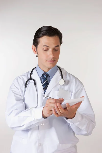 Médecin Utilisant Une Tablette Numérique — Photo