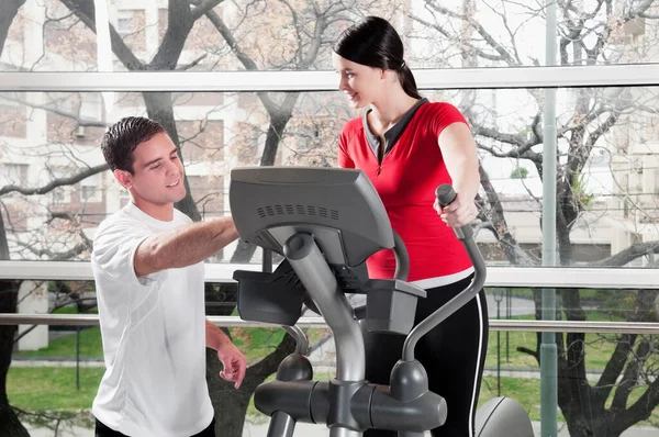 Pareja Joven Haciendo Ejercicio Gimnasio —  Fotos de Stock