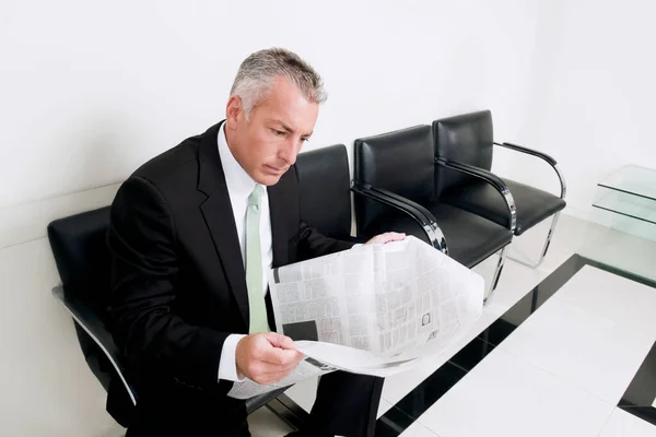 Hombre Negocios Leyendo Periódico Oficina — Foto de Stock