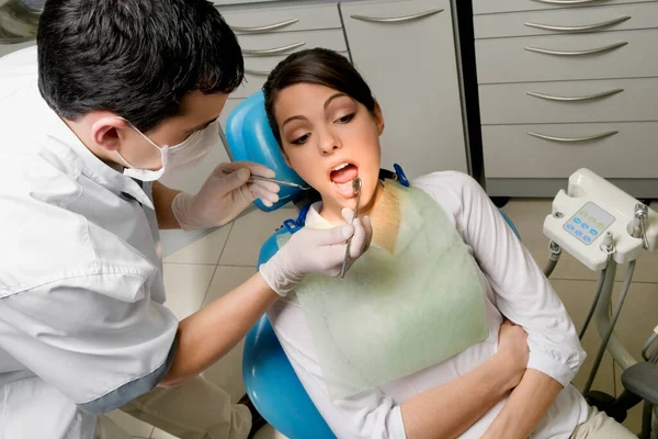 Zubař Vyšetřující Pacienta Zubní Ordinaci — Stock fotografie