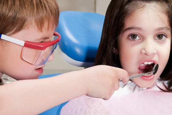 Menino Menina Dentista Trata Dentes Com Boca — Fotografia de Stock