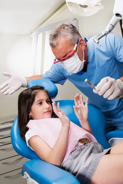 Dentista Examinando Paciente Clínica Odontológica — Fotografia de Stock