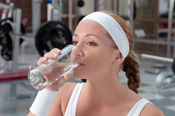Mujer Joven Bebiendo Agua Botella — Foto de Stock