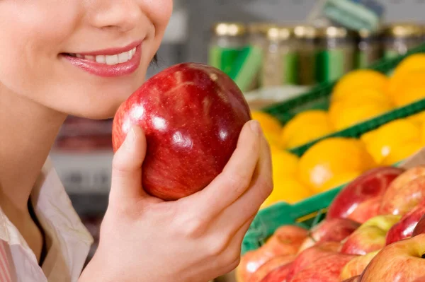 Kobieta Wybierając Owoce Supermarkecie — Zdjęcie stockowe