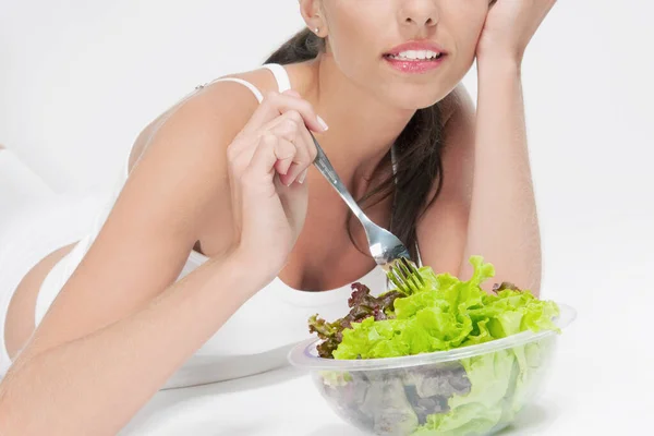 Jeune Femme Manger Salade Dans Cuisine — Photo