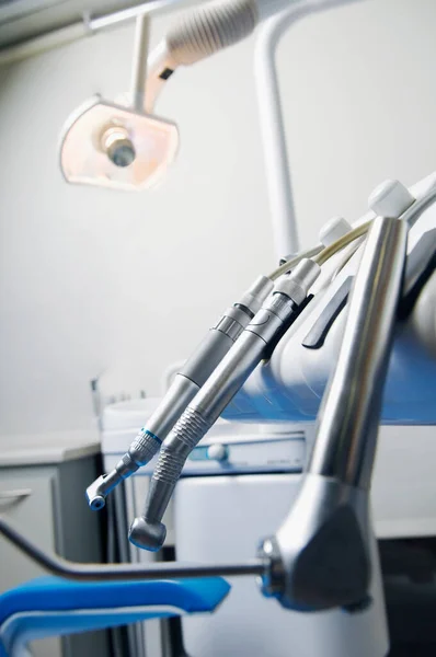 Стоматологическое Кресло Синим Белым Фоном — стоковое фото