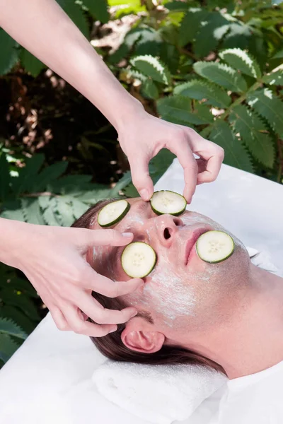 Mulher Com Uma Máscara Abacate Seu Rosto — Fotografia de Stock