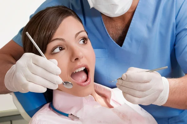 Dentista Examinando Paciente Clínica Odontológica — Fotografia de Stock