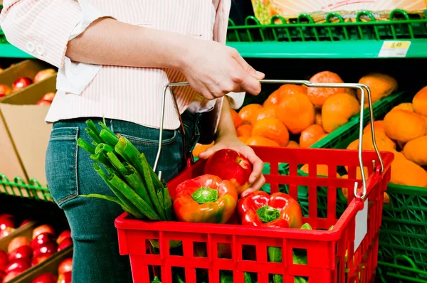 Frau Hält Einkaufswagen Supermarkt — Stockfoto