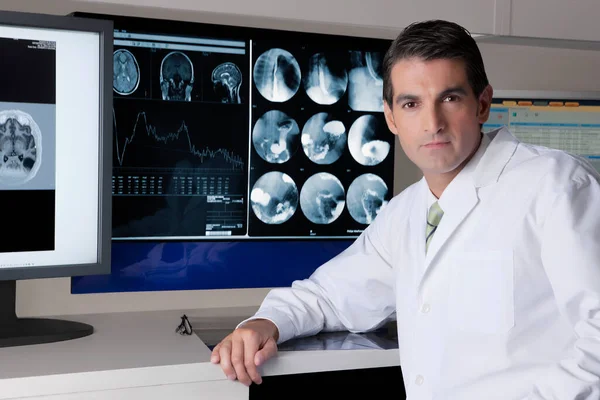 Retrato Médico Varón Que Examina Radiografía — Foto de Stock