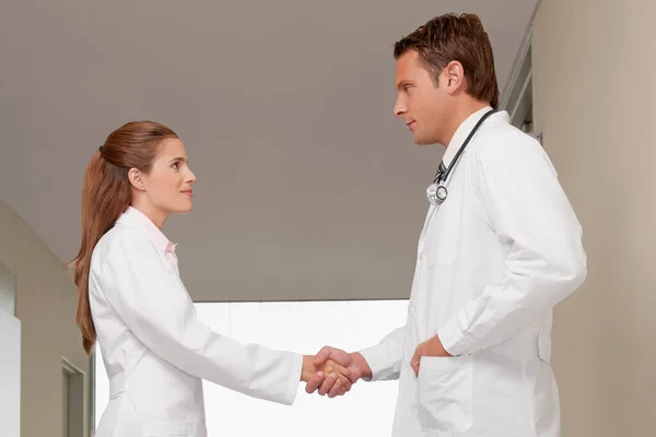 医生和病人在剪贴板上讨论某事 — 图库照片